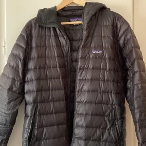 Patagonia jacka  - En svart dunjacka med luva från Patagonia! Använd i ett antal år, har haft sprickor som lagats i Patagonia butik, men ex en del dun i armarna har åkt ur. I övrigt är jackan fortfarande fin, varm och funktionell som vanligt. 