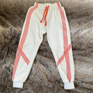 Off-white mjukisbyxor streetstyle sweatpants - Worn but still good condition, mjuka, tight-fit, stretchiga storlek Small. 88cm från midjan till längst ner, 30cm midja
