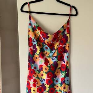 Supersöt kort klänning i satinmaterial med blommor 🩷 storlek L
