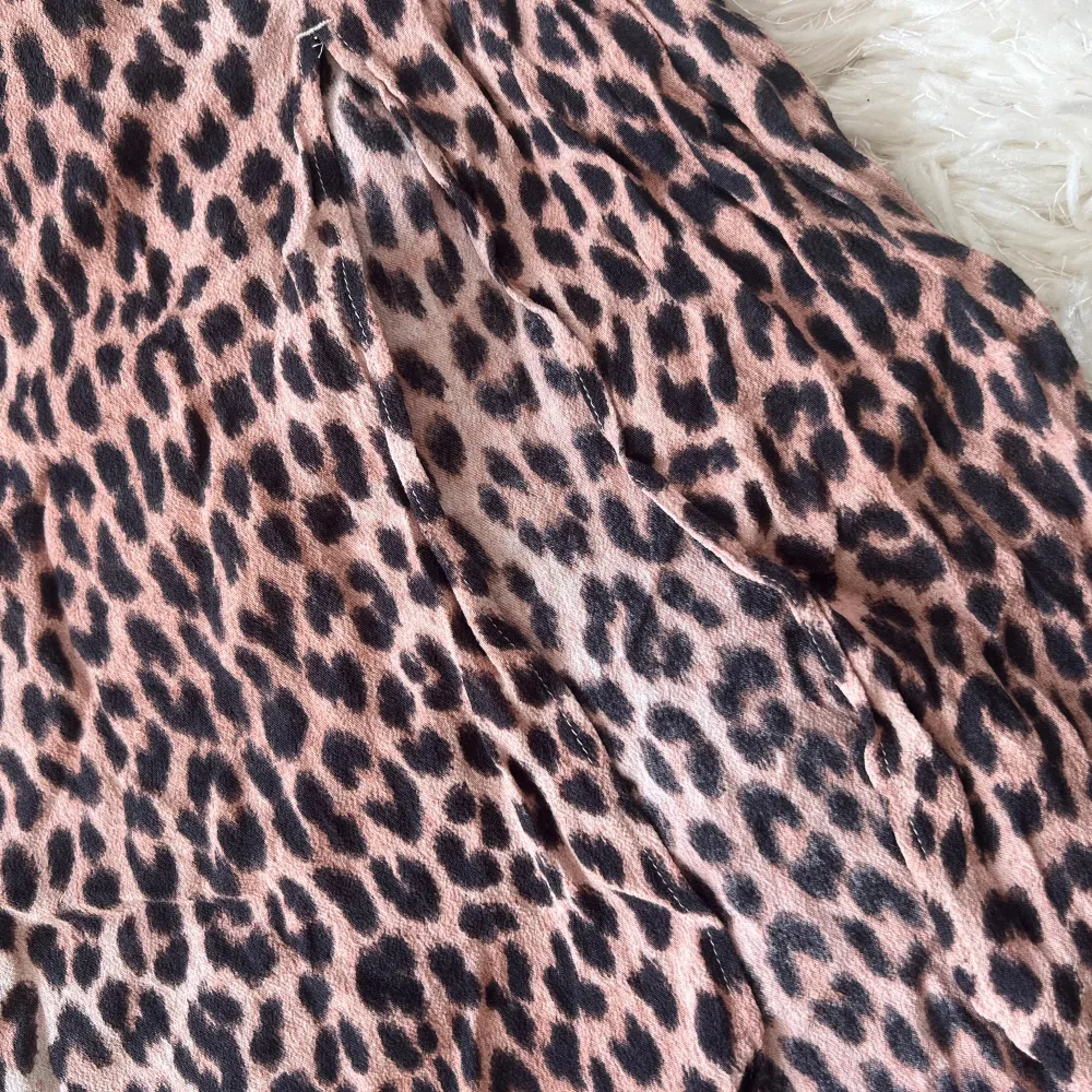 Så snygg leopardkjol som har en fin slits. Perfekt till sommarserveringarna 🐆🍸. Kjolar.
