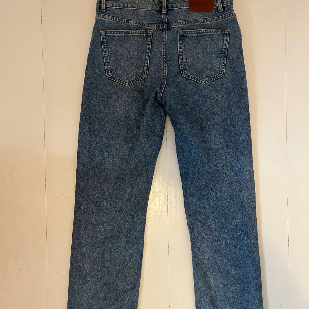 ”the midwaist straight” jeans från Zara, knappt använda . Jeans & Byxor.