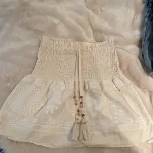 Intressekonflikt på en super söt kjol från zara som går att ha som topp. Storlek XS men passar också S. Använd fåtal gånger 🫶🏼 Skriv för fler frågor 💓