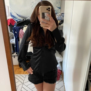 Svart skjorta  - Svart skjorta i polyester, köpt på en second hand i danmark ❣️ // använd gärna köp nu!