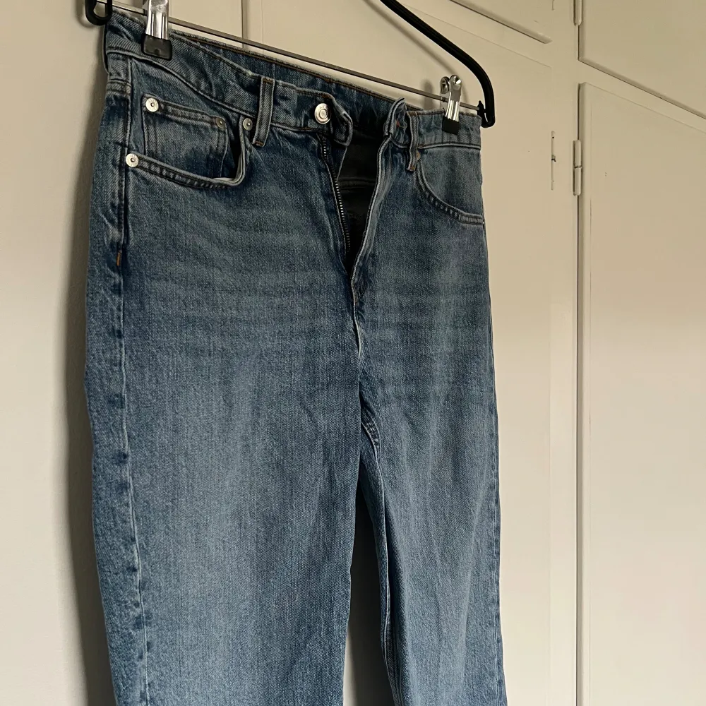 Ett par mellanblå jeans från Arket.  Raka i benen och ganska stretchiga.  ”Regular croppped stretch” heter dem.  Stl Eur 28.  Väldigt fint skick, som nya! . Jeans & Byxor.