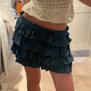 Jeans kjol - Super söt jeanskjol, midjemåttet rakt över 40cm men det går också att vika ner kanten & då passar den även mindre storlekar🫶🏼Den är 35cm lång, skriv för fler frågor 💓