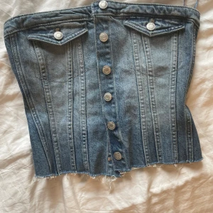 Zara jeans topp - Jeans topp från zara, endast använd en gång och säljs för den inte kommer till användning, nyskick. Den är i storlek M men skulle säga att den passar även S💘