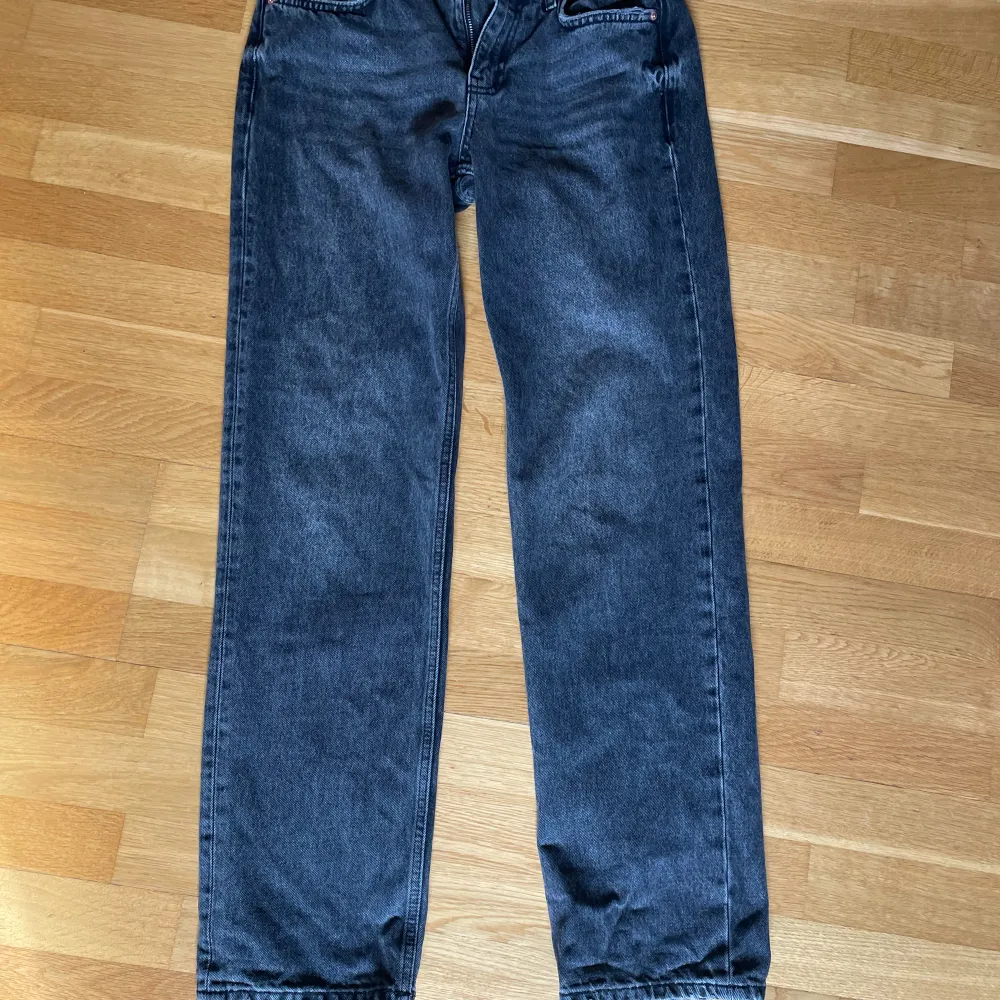 Skitsnygga jeans från gina tricot. Strl 36, säljer pga att de blivit för små för mig. Pris kan diskuteras!. Jeans & Byxor.