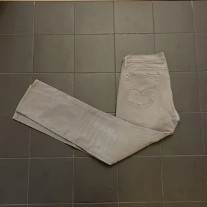 Levis 511 - Feta,stiliga och clean Levis 511 i perfekt skick, inga skador! Riktigt grischiga med slim passform🍾💯 Nypris varierar mellan 600-1000, mitt pris 300!