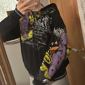 y2k zip up - fett snygg y2k zip up hoodie från marc eckō populärt 2000-tal’s märke!💫 storlek S. (helsvart på baksidan)
