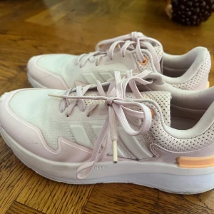 Addidas skor  - Jättefina addidas träning skor 😍i jättefin skick väldigt små i storlek så passar en som har 38 