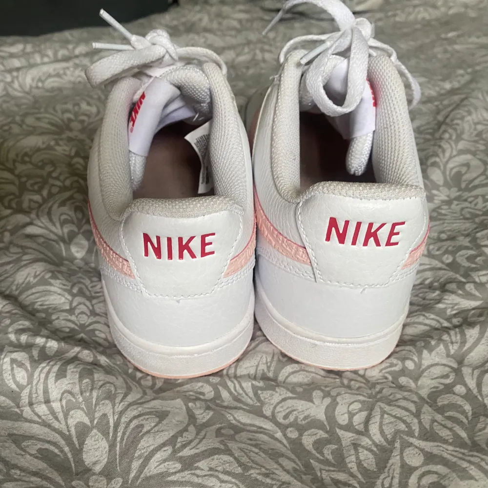 Aldrig använda bara provade rosa Nike skor i storlek 40. Skor.
