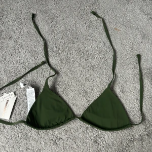 Bikinitopp calzedonia - Bikinitopp från calzedonia. Lapp finns kvar, endast testad🙌inga defekter säljer då den ej hann returneras🥰