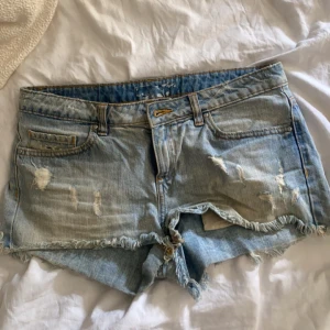 Shorts - Slitna shorts köpta här på plick, säljer vidare då dom var för stora för mig! Midjemåttet rakt över är 39cm och dom är lågmidjade/midwaist 💓