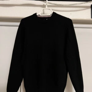 Svart Massimo Dutti Cashmir  - En svart Cashmirtröja från Massimo i storlek S/M. Tröjan är i riktigt bra skick då den inte använts ofta pga för liten för mig. Skriv i DM om du undrar över något mer!