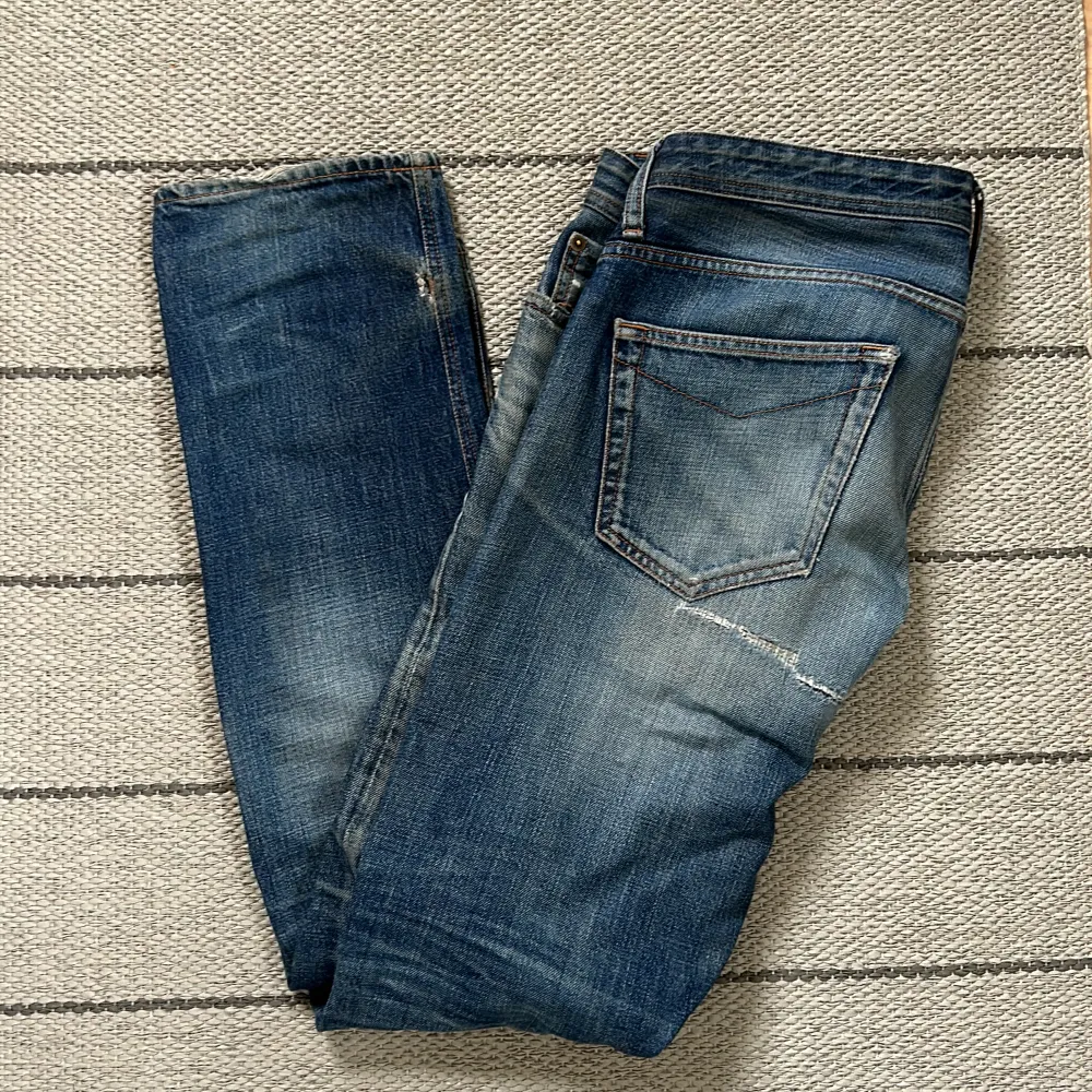 Tja säljer dessa feta jeans från NN07 nypris kring 2 tusen mitt pris 399kr, mer åt pösiga hållet inte slim med slit design hör av vid funderingar.. Jeans & Byxor.