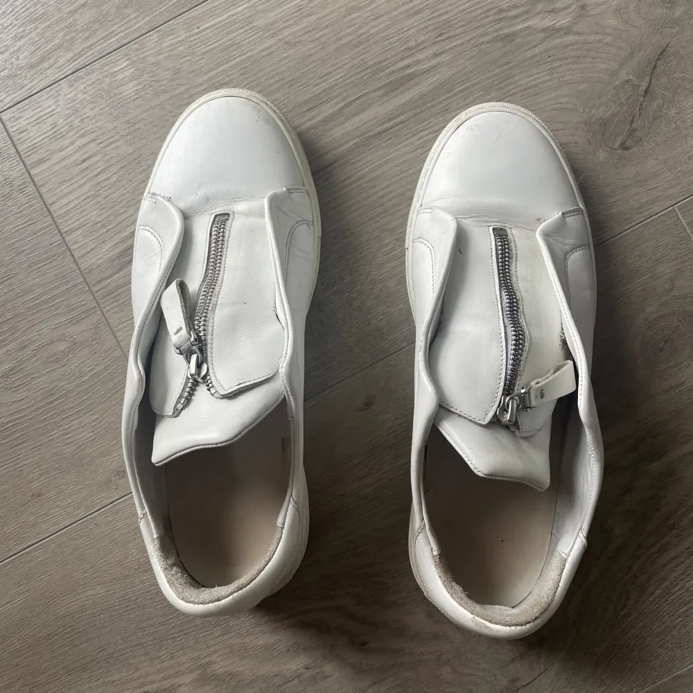 Väldigt fina arigato zip skor, som är svåra att få tag i. Storlek 42 men passar 43 fint. Lite använda men man märker inget särskilt. Vid fler frågor är det endast att skriva :). Skor.