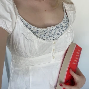 Sommartopp - Säljer denna jättesöta blustopp från Brandy Melville som är perfekt till sommaren då den tyvärr inte passar längre..💗 Skulle säga att den är i bra skick, ingen syn på användning.