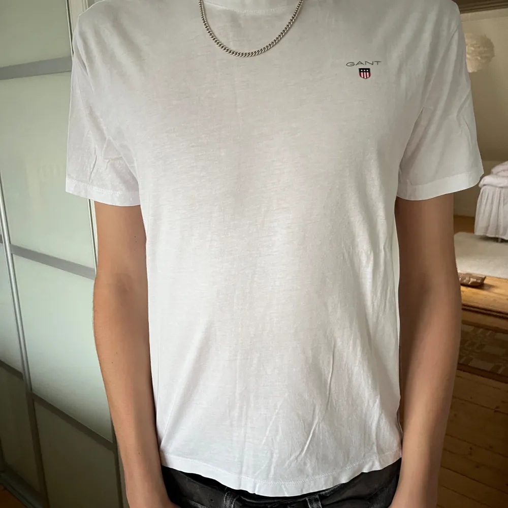 Gant t-shirt, storlek 176 men passar Xs-S och är i färgen vit. Bra skick. . T-shirts.
