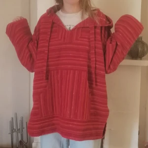 Hoodie - Vävt material, alltså grovt. Röd randig, stor och varm. Unik hoodie som du kommer se jätteball ut i :) Den är något sliten dock, pga. hur den är sydd. Banden är ditsydda för syns skull och den har en del lösa trådar. Men jag tycker den är nice ändå 