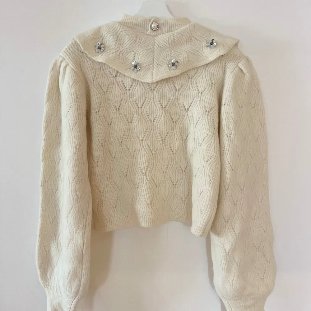 Superfin broderad sweater/kofta från Custommade med pärlknapp i nacken 💛 Nypris: 2599 kr, Mitt pris: 950 kr . Tröjor & Koftor.