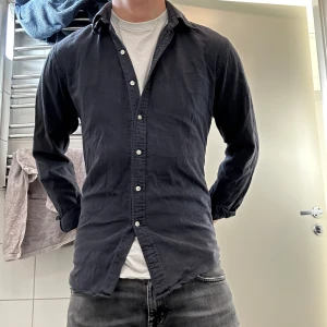 John Henric Skjorta - En mörkblå skjorta, perfekt till sommaren. Slim fit, skick 7/10. Mitt pris 250 📌