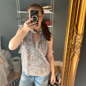 Blus  - Tiger-mönstrad blus 