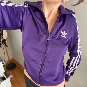 Adidas zip up - Jättefint skick, strl 38 men jag på bilden brukar ha Xs/S så passar absolut mindre 