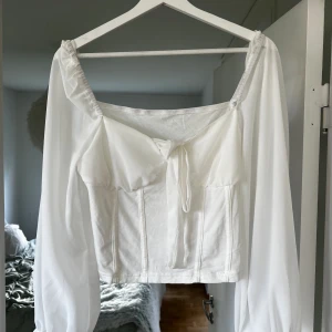 Vit blus - En fin vitblus ifrån shein i storlek XL. Den är fint skick och endast använd någon gång. Den är normal i storleken med inga skador eller liknande.  100% polyester 🤍
