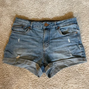 Jeans shorts - Jeans short i storlek M passar inte mig längre, perfekt till sommaren💕☀️🌊🌴