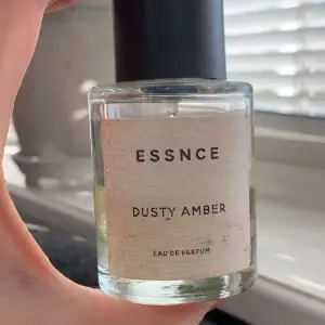 Denna parfym luktar såååå otroligt gott! Ville käka upp den i början hahaha. Men nu med tiden har jag tröttnat, vilket är tråkigt. Mindre än hälften kvar💗då jag säljer den för halva priset.