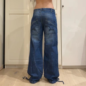 baggy jeans från Only💕 - går att ha både hög o lågmidjade jag brukar ha lågmidjat! midja 40 cm rakt över midjan men svårt att ge längdmått då de sitter längre ner o beroende på hur högt man har de osv men ja e iaf 169 o har de lågt (syr upp benen på symaskin vid behov😌)