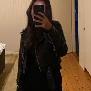 Jacka - Skinnjacka från zara, använd en höst och är i fint skick. Liten i storleken och kort i modellen. 