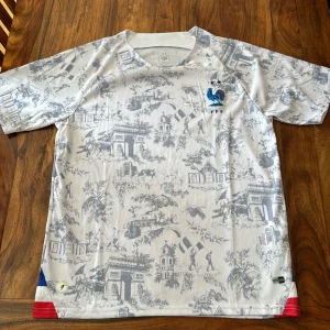 Fotbollströja - En fotbollströja med Frankrikes landslag.  Knappt använd!  Condition: 9/10 