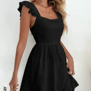 Säljer min supersöta svarta klänning från shein i storlek xs. Klänningen har sällan används och är i toppskick. Pris kan diskuteras💕