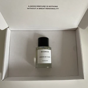 Parfym essence - Jardin de Flora från essence. Luktar gott men inte min typ av parfym💕 Endast sprutat några enstaka sprut
