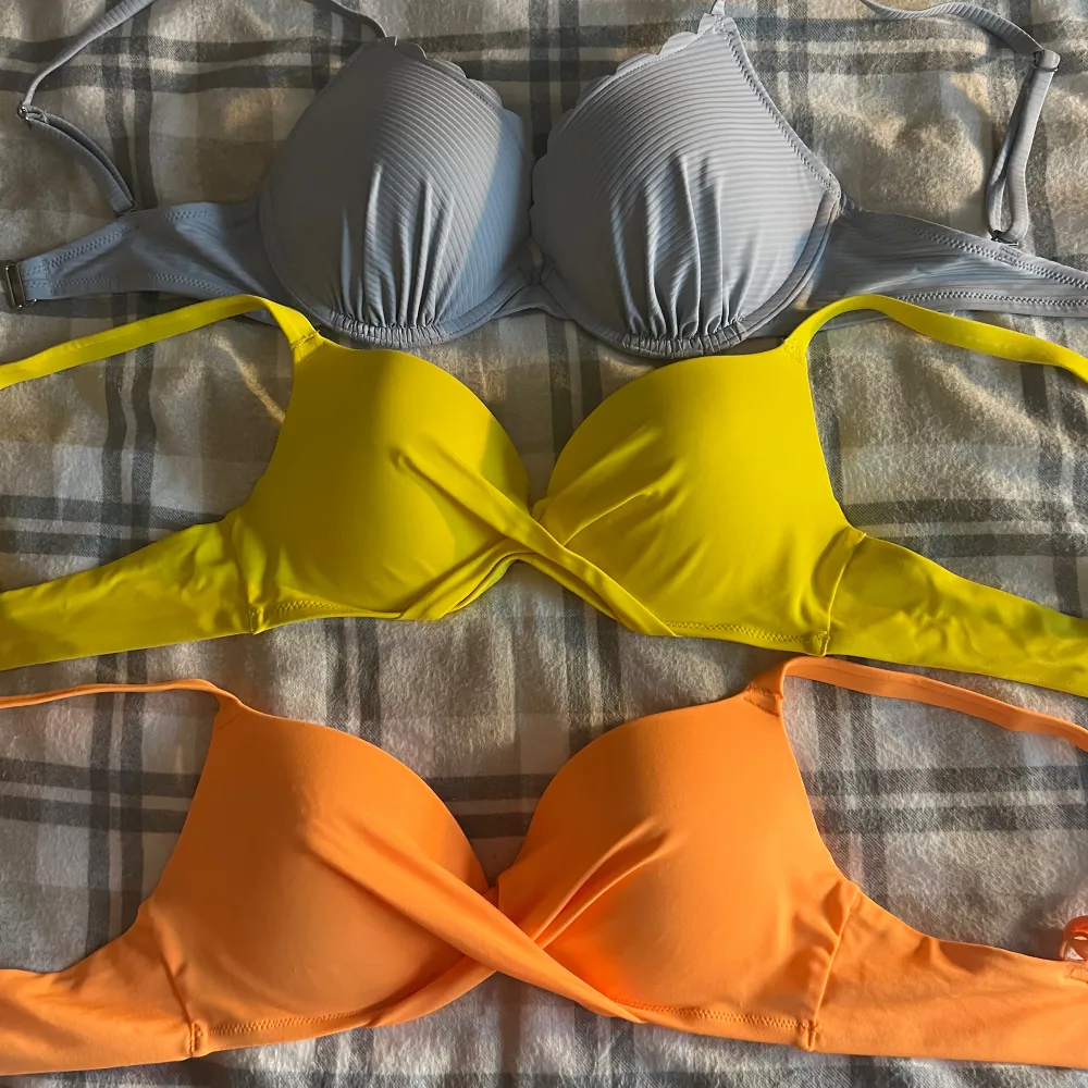 3 st bikiniövdelar i stl 70D och 36 Gul och orange från Cubus Blå från hm Orange är helt oanvänd Blå och gul är använda Max 3 gånger var Tvättade. Sportswear.