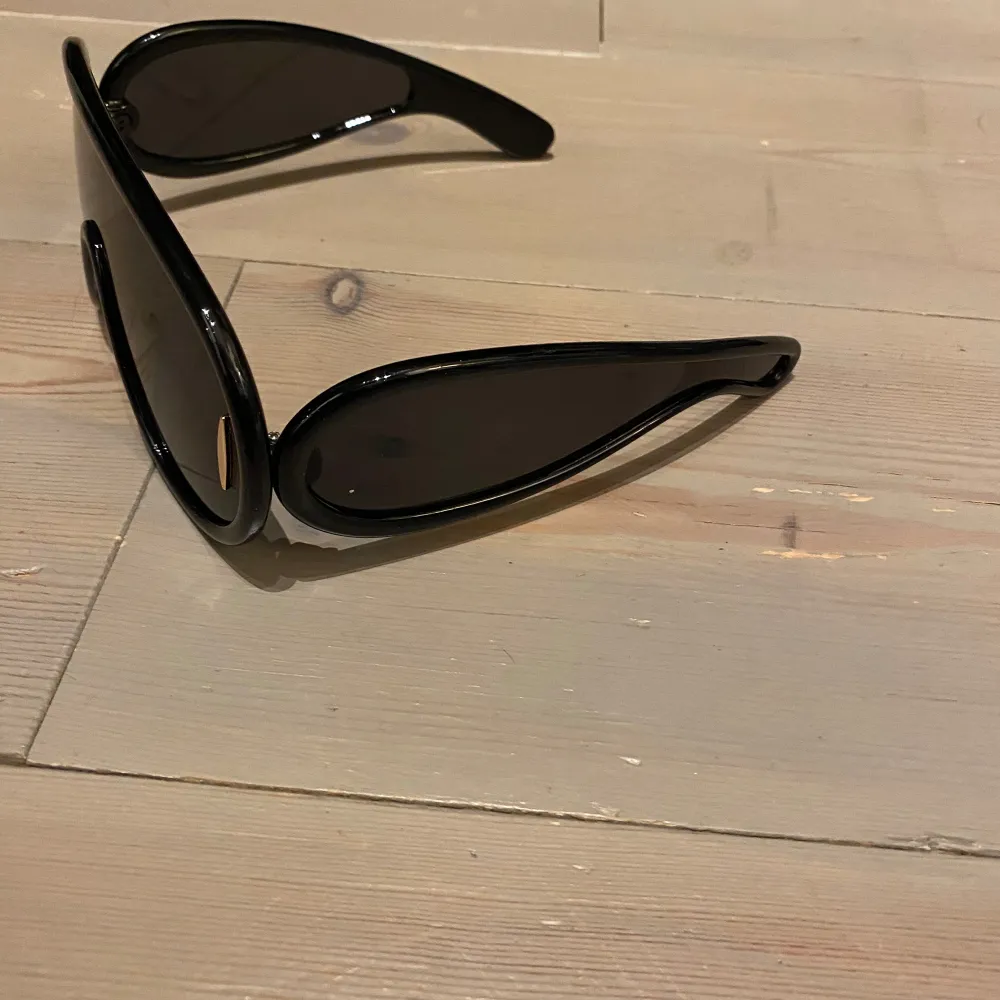 Helt nya svarta solglasögon i cool modell . Accessoarer.