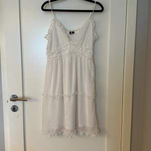 En vit klänning från Vero Moda i storlek M. Ordinarie pris är ca 400 kr men säljer för 200 kr. Bra nu till skolavslutning eller att bara ha i sommar. Har använt den 1 gång och säljer den då den inte kommer till användning plus att den inte passar.