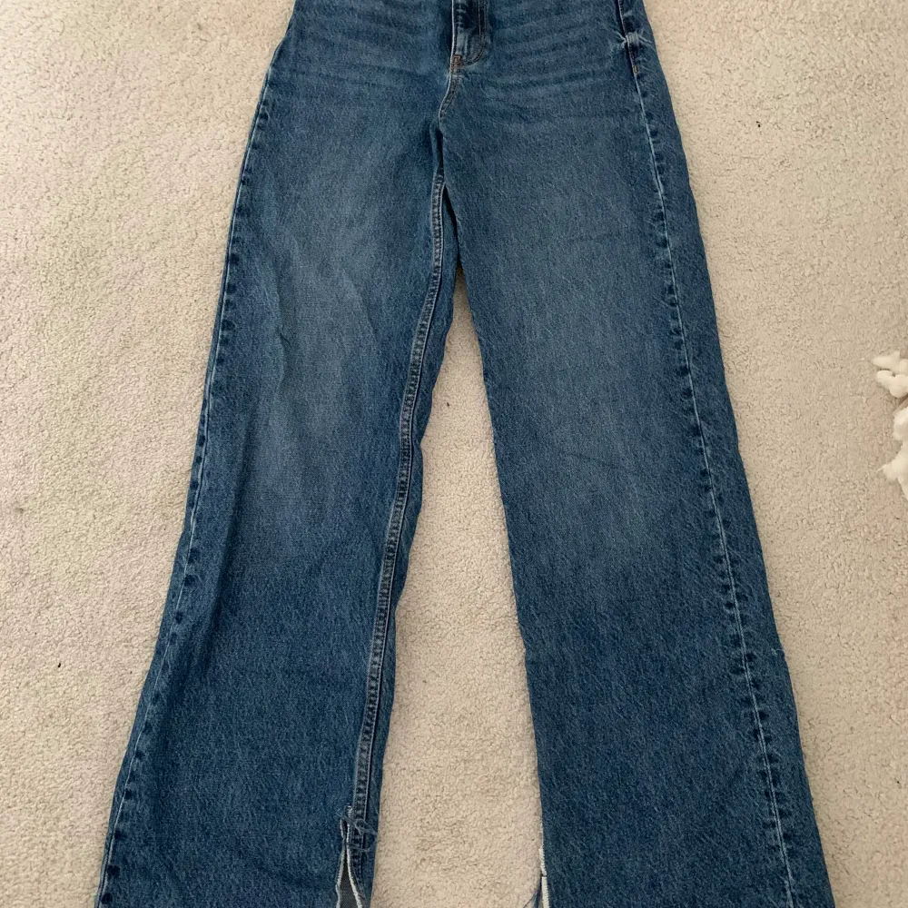 Super söta mörkblåa highwaist straight jeans med slit från Zara. Använd ett fåtal gånger🫶🏽🫶🏽. Jeans & Byxor.