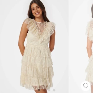 Studentklänning  - Säljer denna supersöta oanvända studentklänning med lapparna kvar. I färgen VIT, kolla bild 3 & 4! Säljer då jag bestämt mig för en annan, köpt för 899kr. Säljer för en billig peng då den tar upp mycket plats i garderoben😅 