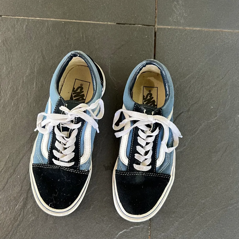 Sneakers från Vans! Använda men fortfarande i bra skick!. Skor.