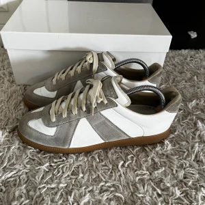 Maison margiela gats - Kollar intresset på mina margielas. Ganska fint skick 7/10. Tecken på användning finns, Lite creasing finns och slitage på insidan vid hälen. Storlek 41 men sitter något större. Box med skopåsar medföljer. 