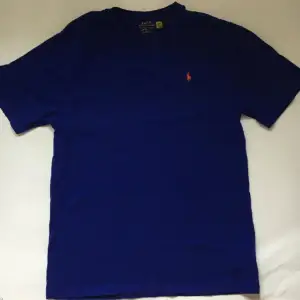 Säljer skit snygg mörkblå polo tröja i perfekt skick knappt använd! Priset är ej hugget i sten.
