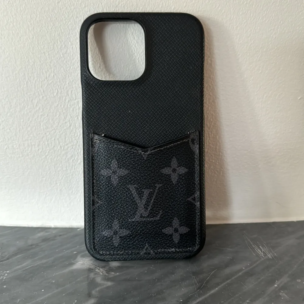 Knappt använt äkta Louis Vuitton skal till iPhone 13 PRO Max säljes. Kvitto finns, nypris 3450kr. Övrigt.
