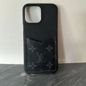 Knappt använt äkta Louis Vuitton skal till iPhone 13 PRO Max säljes. Kvitto finns, nypris 3450kr