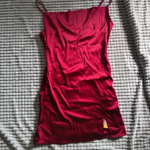 Draperad klänning med prislapp.  - Helt nu stl M