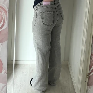 Gråa jeans  - Jag säljer ett par oanvända vida gråa jeans ifrån Bershka. Dom är i modellen Wide leg och är i storlek 38.🩶