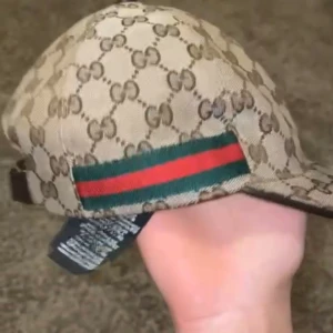 Gucci keps - Gucci canvas beige keps, inga repor eller övriga skador. Den är i 10/10 skick. Påse, box och digital kvitto medföljer. Kom med bud eller byte.