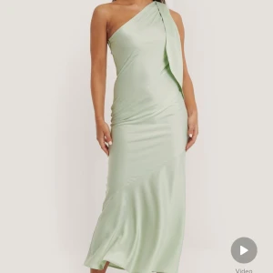 Ljusgrön klänning - Använd endast en gång, mycket bra skick! Jättefin klänning som passar superbra till nu i sommar och andra tillställningar! Nypris 699kr🩷