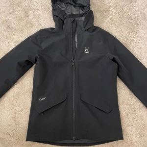 Hagelöfs jacka - Säljer min fina Hagelöfs jacka då jag inte har någon användning för den. Är i bra skick och i storlek 164 men passar mig som har storlek S. Vid frågor är det bara att skriva.(priset kan diskuteras)